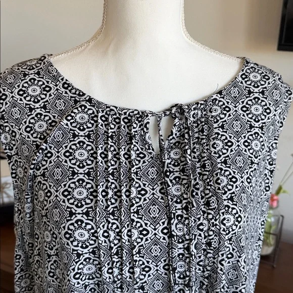Westmoreland Black & White Printed Sleeveless Tunic with Tassel Ties - Picture 2 of 6